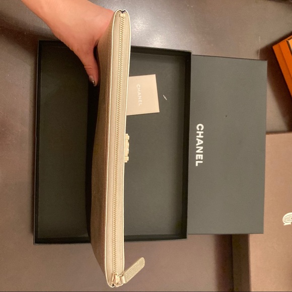 Chanel
Bicolor Boy O Case Clutch Metallic Goatskin and Calfskin Medium - Picture 3 of 7